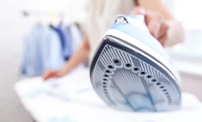 Foolproof ways to clean the clothes iron that you should know